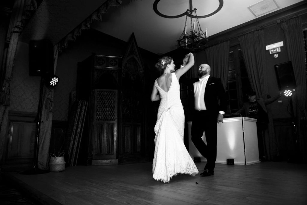 cours de danse à domicile au Taillan pour une valse de mariage à Pessac. Des mariés devenus fins danseurs. Professeur de danse diplômé à Bordeaux et la CUB