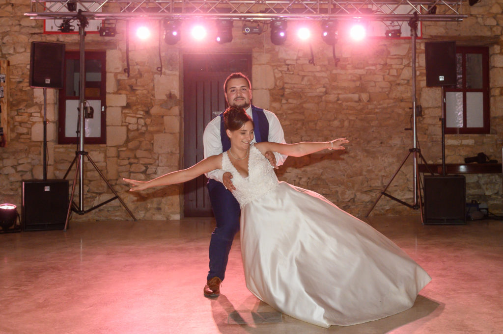 Cours de valse pour votre ouverture de bal de mariage, valse mariage, valse avec papa, apprendre la valse viennoise et la valse lente avec un professeur de danse à Bordeaux, pessac, talenca. Cours de danse à Bruges, mérignac, Bouliac. Danse à Domicile, -50% service à la personne.