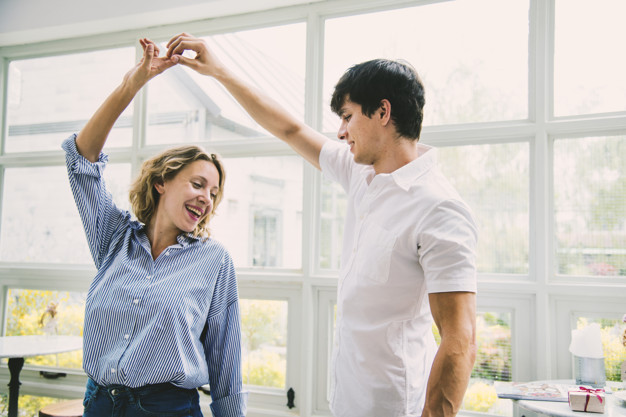 Cours de danse à domicile pour tous vos événments. Préparez votre mariage, une danse teambuilding, une danse en entreprise, un anniversaire ou tous autres animations. Danses de salon, rock, tango, valse mariage à Bordeaux et la CUB, libourne, saint-andré-de-cubzac, bouliac, bruges, talence