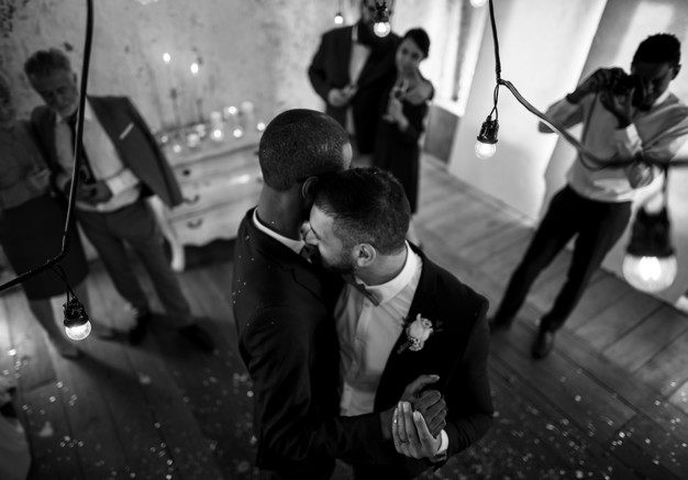 Mariage gay, ouverture de bal de mariage gay, Cours de danse pour des mariés gays, ou des mariées lesbiennes. Cours de danse à domicile pour un slow revisité ou même des danses rigolotes, un rock endiablée... Bordeaux, pessac, talence, bruges, bouliac, gradignan, cestas, bègles, tresses, artigues, cenon...