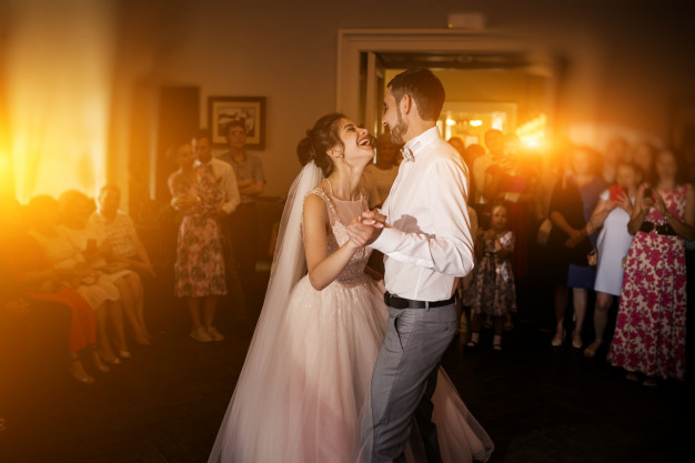 première danse mariage gironde, valse mariage, danse à domicile, rock, tango, valse mariage, viladanse et ses professeurs de danse à domicile à Bordeaux, bruges, talence, pessac, mérignac, bouliac.