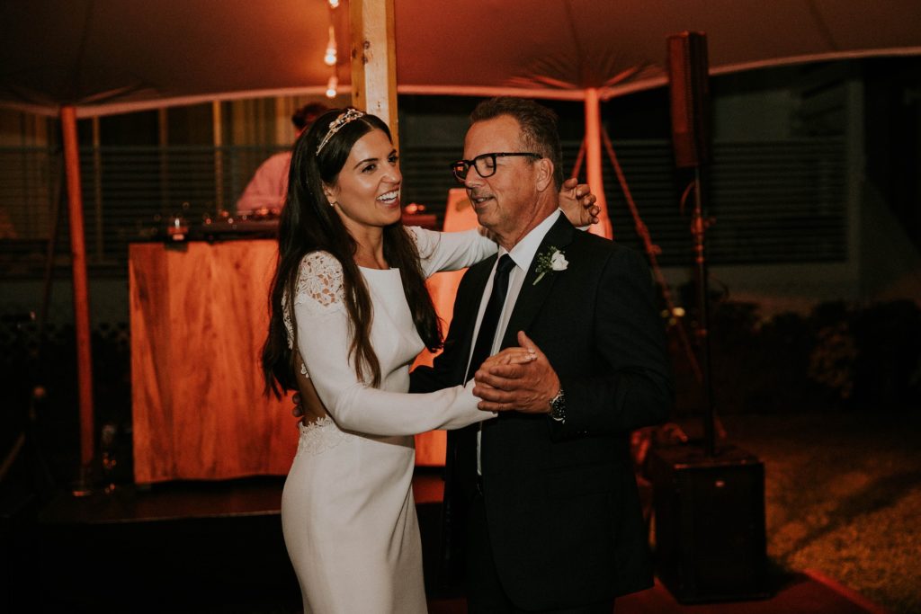 Viladanse vous donne des cours de danse à domicile ou en salle privée pour votre ouverture de bal de mariage bordeaux, bruges, pessac, talence. Votre professeur de danse fait des cours de danse sur mesure, EVJF, danse animation, flash-mob