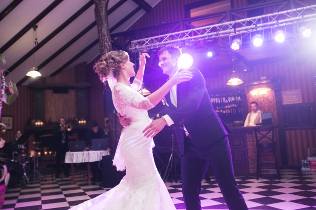 Une ouverture de bal de mariage exceptionnelle, une danse dynamique, une danse de couple rigolote, une valse de mariage, danser avec papa pis avec son mari lors sa première danse de mariage. Viladanse propose des cours de danse privés à Bordeaux, bruges, mérignac, talence, pessac, talence, gradignan, avec nos professeur de danse de salon